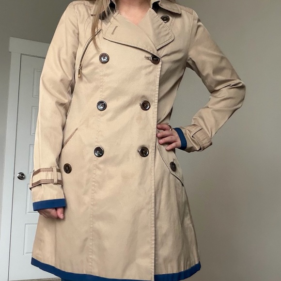 Vince Camuto Beige Trench Coat with Navy Trim - Picture 3 of 5